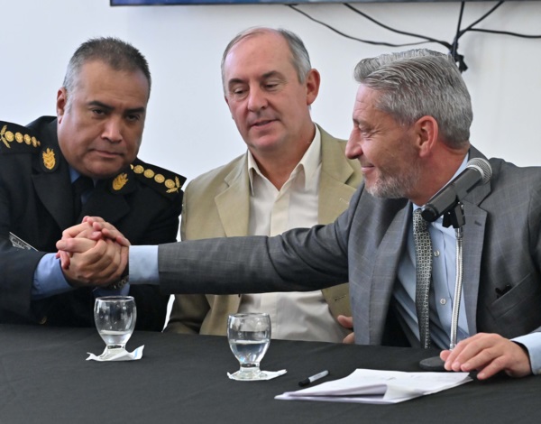 Acto. El gobernador durante la apertura de las ofertas para que la Policía tenga móviles en condiciones.