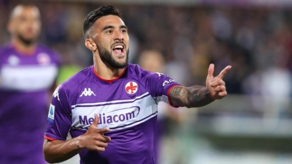 Nicolás González, el mejor del Viola, con el festejo de metralleta de Gabriel Omar Batistuta.