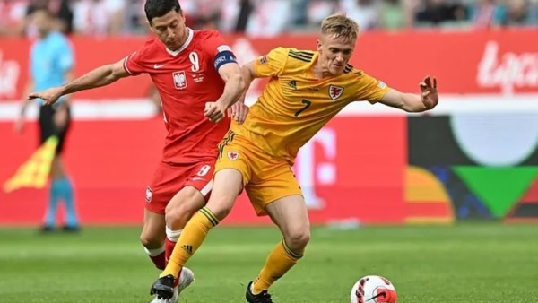 Lewandowski, 'ausente' en la victoria de Polonia sobre una Gales sin Bale.