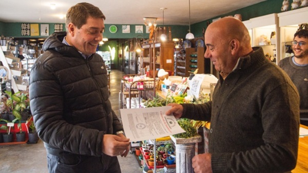 El intendente Biss hizo entrega ayer de habilitaciones comerciales.