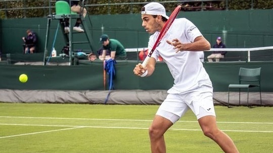 Francisco Cerúndolo logró la primera victoria de su carrera sobre césped.