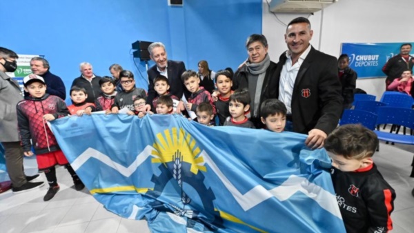 El "Turu" Flores junto a los chicos de Independiente. (Foto: Daniel Feldman/Jornada).