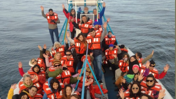 Vecinos de Pirámides se embarcaron en el primer avistaje, invitados por el municipio y las prestadoras.