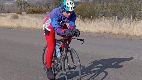 Ibarra entrenando bicicleta en las rutas del Valle. 