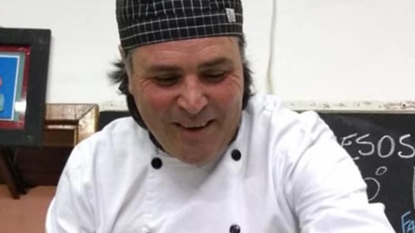 Sonrisa. Becerra en acción en una cocina haciendo lo que le apasiona. 