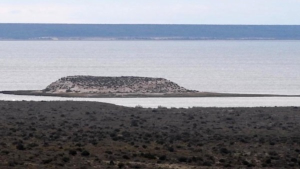 La Isla de los Pájaros, sobre el Golfo San José, es uno de los tantos atractivos de la Península Valdés.