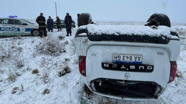 La camioneta Renault Duster volcada. Sus ocupantes con dolencias.