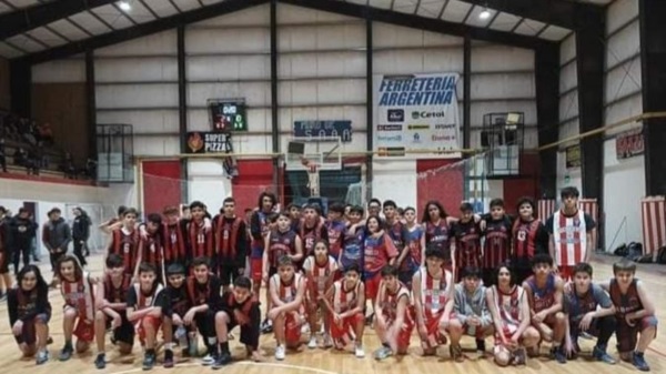 Los jóvenes de ambos clubes posan en Esquel. 