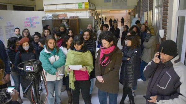 Abrigados. La comunidad educativa leyó el comunicado ante el incumplimiento del acta que se firmó.