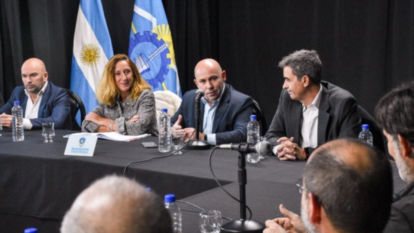 El embajador Amador Sánchez Rico junto al intendente Gustavo Sastre durante su visita a la ciudad.