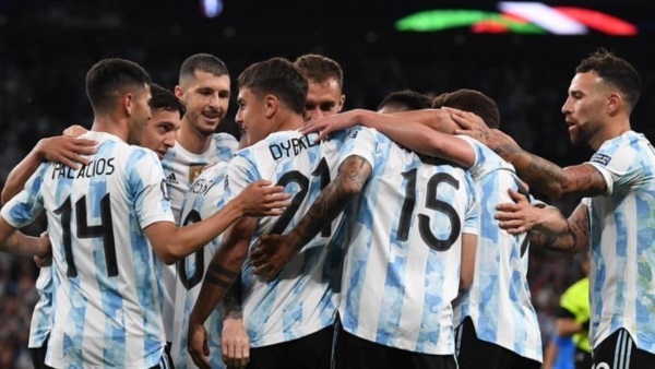 El equipo dirigido por Lionel Scaloni superó al campeón del mundo y se metió entre los tres mejores del escalafón.