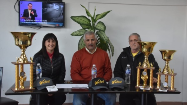 Estuvieron presentes Natalia García, pta. Cooperadora del Hospital; Javier Chingoleo, de la Asociación Polideportiva; Gustavo Díaz Mare, ex piloto. (Foto: Alberto Evans/Jornada).