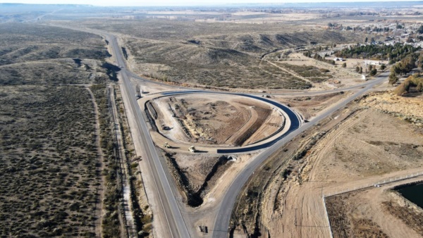 El trabajo que se realiza es la readecuación de la intersección, al ingreso a la localidad de las norias.