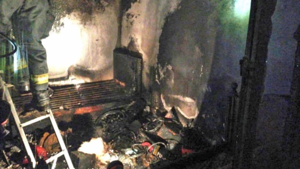 Destrucción. Así quedó la casa de Curaqueo, cuyo reclamo disparó un problema estructural y más a fondo. 