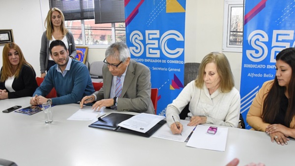 Acuerdo. Escena de la firma de convenio entre las autoridades del SEC y la Universidad del Chubut.