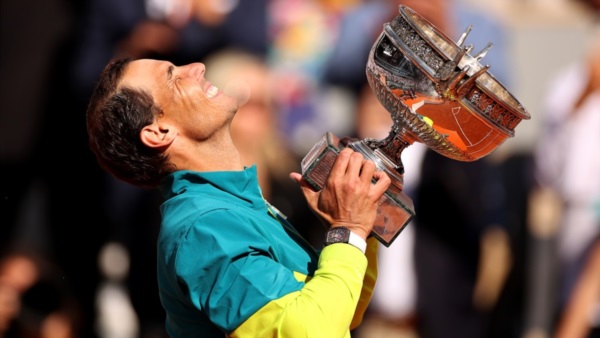 Lágrimas, esa fue la primera respuesta. Ante la euforia generalizada, Rafael Nadal miró a la grada y rompió a llorar desconsolado tras un revés a la línea que certificó su 14º Roland Garros.