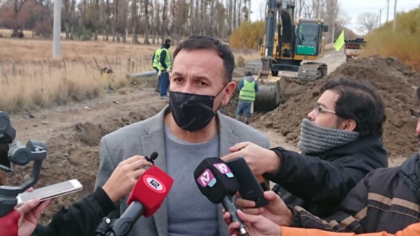 Pelea que no para. Maderna en una recorrida por las chacras con una agenda “pisada” con la de Arcioni.