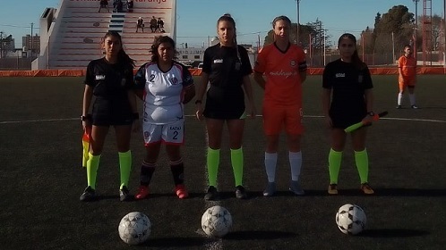 Victoria Ley, la jueza principal. A la izquierda, Gabriela Huenelaf. A la derecha, Rocío Raín. 