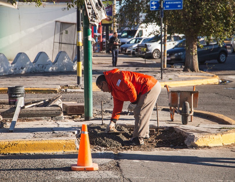 Trabajo. Los municipales renuevan las rampas para la discapacidad.