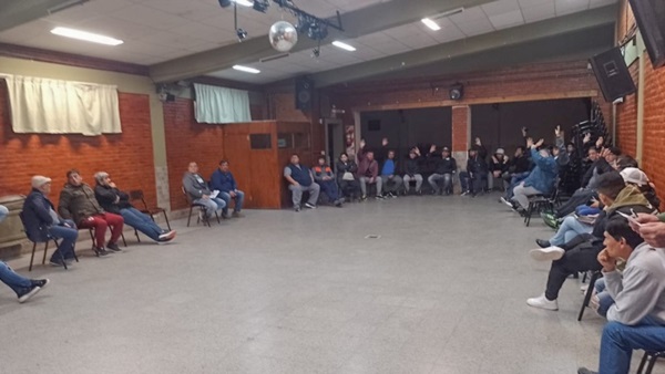 Asamblea. Los delegados y su discusión sobre la negociación salarial. 