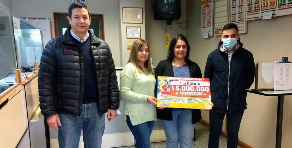 Premio entregado. Una postal de la oficialización de los $ 5 millones que ganó una jubilada en el Telebingo.