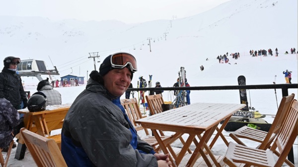 En La Hoya. El intendente Biss se tomó un descanso en la nieve. 