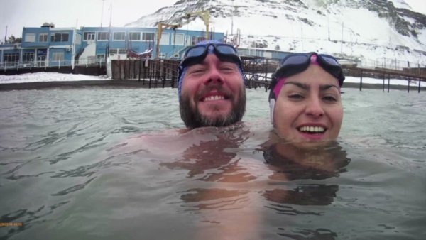 Corajudos. Víctor y Débora en el mar y de fondo, el Cerro Chenque con un manto blanco tras una nevada que asombró a todos. 