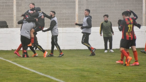 El festejo del tercer gol ante Flandria. Foto: Mariano Di Giusto.
