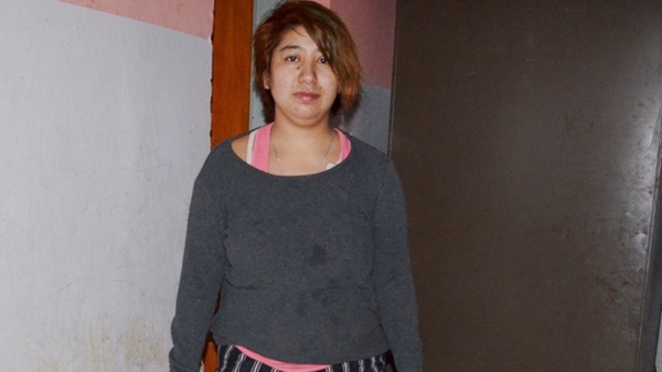 Así vive una mujer con sus dos hijos menores en una sede vecinal.