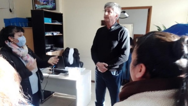 Serio. El intendente Ongarato en un tramo de la discusión con las vecinas de Valle Chico en Esquel.