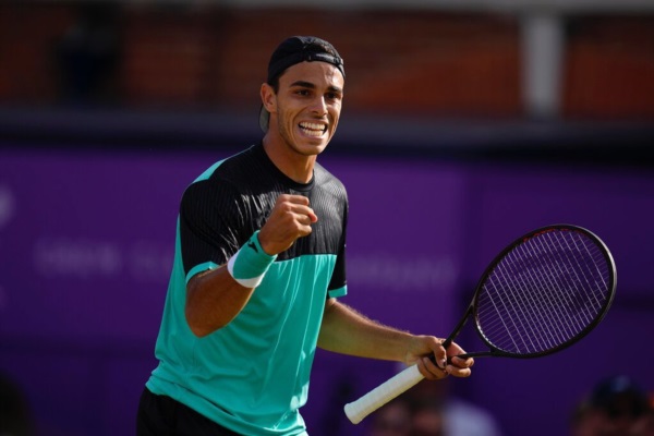 Francisco Cerúndolo derrotó a Báez en el duelo albiceleste. Título 227 de los varones argentinos en singles en el circuito. Con 23 años, entra por 1ª vez en el top 30 del ranking.