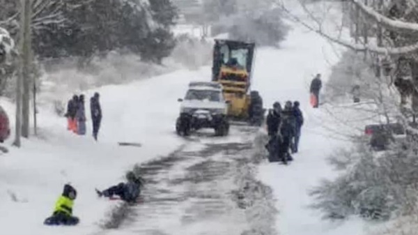 En la zona alta, la nieve complicó la circulación de vehículos.