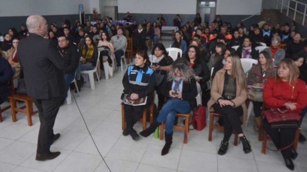 El fiscal carlos Richeri fue el principal orador de este taller que actualmente atraviesa la sociedad.