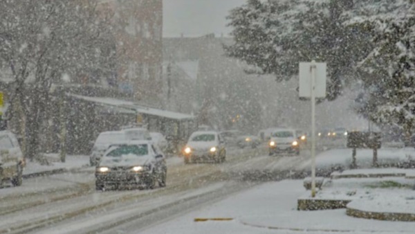 Esquel bajo nieve. La acumulación en el centro alcanzó los 20 centímetros producto del temporal. 