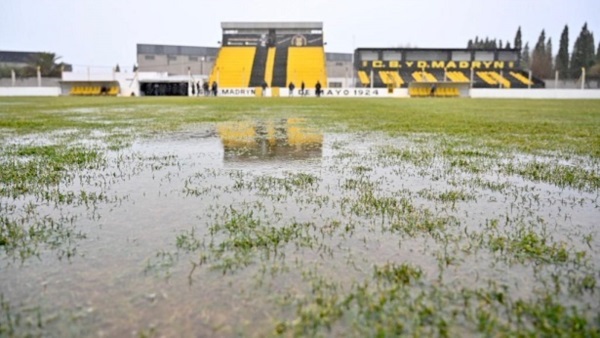 Uno de los charcos más grandes en campo de juego, que imposibilitó que se juegue. (Foto: Maxi Jonás).