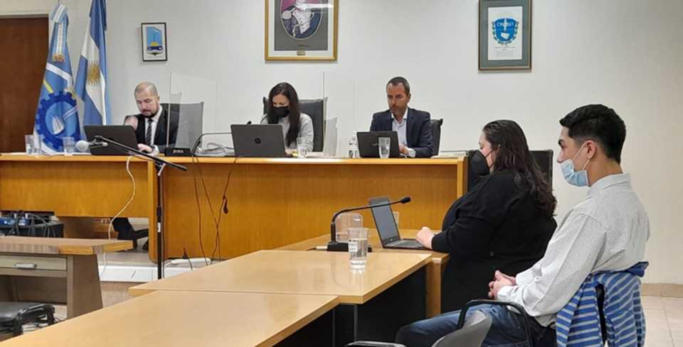 Walter Bazán Núñez escuchando ayer los primer tetsimonios relacionados al asesinato de Gastón Flores.