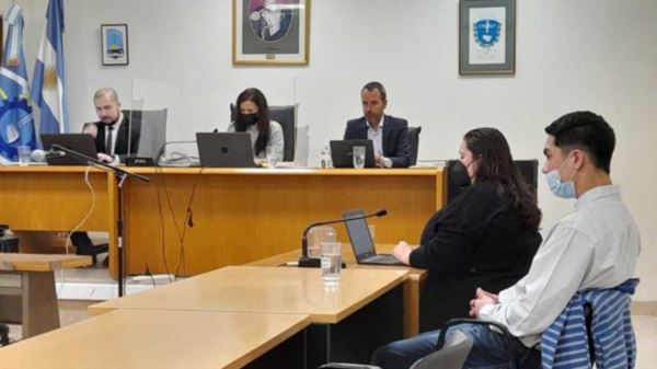 Walter Bazán Núñez escuchando ayer los primer tetsimonios relacionados al asesinato de Gastón Flores.