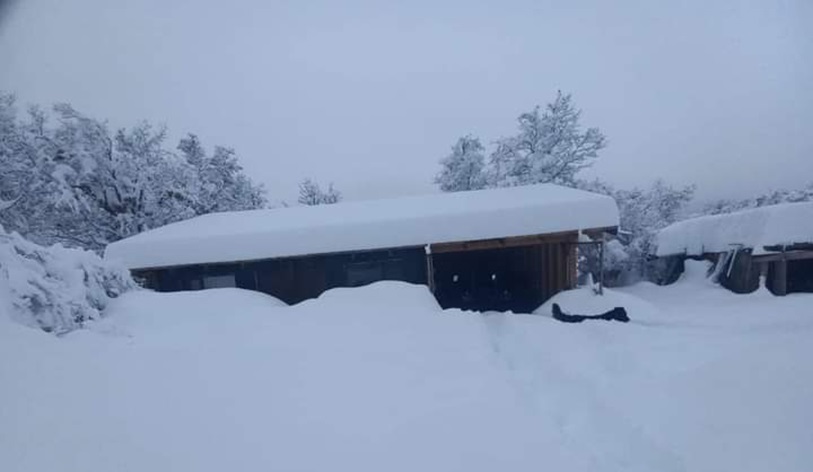 Imagen de la zona rural de Esquel totalmente cubierta por la nieve.