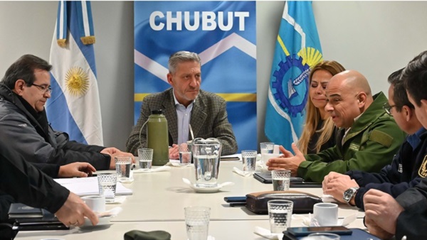 Arcioni y funcionarios en el encuentro realizado en el Salón de la AVP.