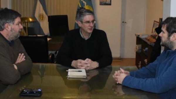 Funcionarios reunidos con el intendente de Esquel, Sergio Ongarato.