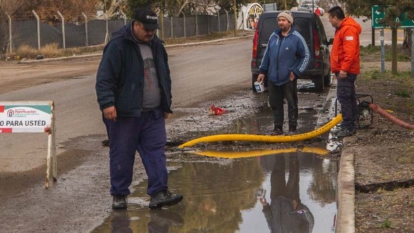 Personal Municipal trabaja en las calles después las intensas lluvias.