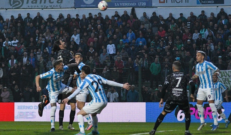 Racing tuvo más que su rival, pero se encontró del otro lado una gran actuación de Meza, el arquero del local.