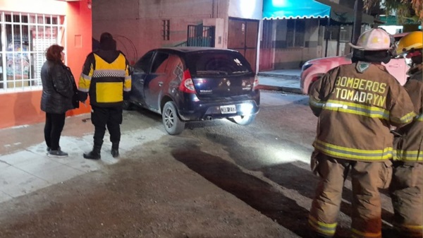 El Renault Sandero con visibles daños al igual que la casa colisionada.