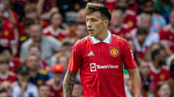 Lisandro Martínez con la camiseta de Manchester United.