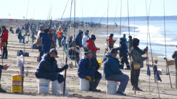 Gran participación tuvo la "Fiesta del Róbalo" en Playa Unión. (Foto: Norman Evans/Jornada).