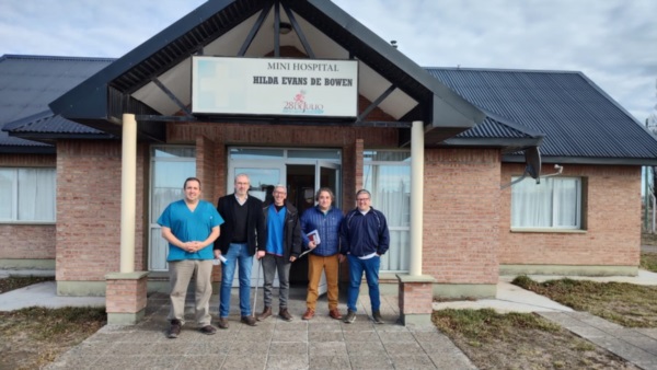 Visita. El ministro de Salud junto con los trabajadores de ese Centro que atiende a los vecinos valletanos.