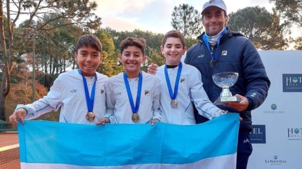 Enzo Díaz Fantilli allado del capitán del equipo.
