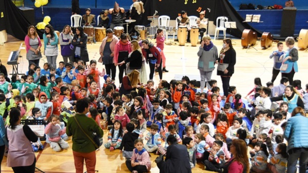 Colores. Los niños se divirtieron junto a la orquesta Infanto Juvenil en el Gimnasio Municipal N° 1.