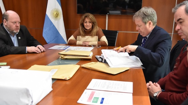 Ayer en la sede del IPV en Rawson se realizó la apertura de sobres.