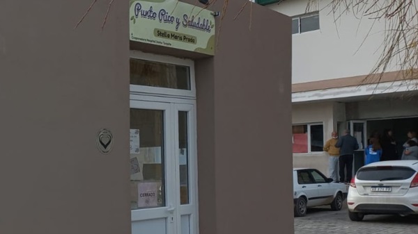 El kiosco está ubicado entre las alas viejas y nuevas del Hospital.